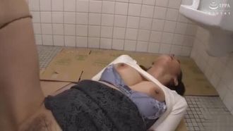 密室で粗暴な肉棒を咥えてしまった私…人妻をトイレに连れ込み中出し痴汉20人4时间