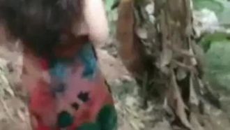 明星顏值越南美女被男主播和土豪胖粉絲約到香蕉林野戰妹子中文說得很溜據說給錢就能約啪