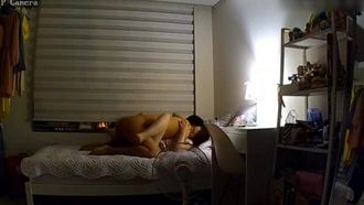 民家のひび割れたカメラは、丸くて太っていてセクシーで美しい小さな嫁が夫と情熱的にセックスしている様子を撮影しました。彼女はお尻を上げて恥知らずに勃起する瞬間を待っていました。
