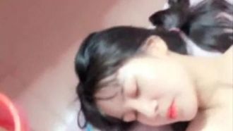 ツインポニーテールの容姿端麗で色白でスリムな女の子のセックスがとても柔らかくて魅力的です。