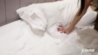 感漂亮的白领美女炒股亏损无法偿还网贷酒店肉偿被债主夫妻一起玩弄3P,男的操完女的带上阳具继续干她,国语