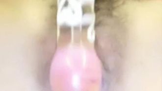 容姿端麗でスレンダーな女の子が自分のおもちゃ Qiqi でオナニーし、二人の兄弟がそれを披露します。