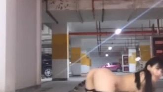 百变女神魅心地下停车场喷血表演足球宝贝女护士女杀手这时进来停车准被吓一跳