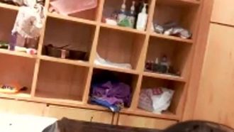 騷氣妹理髮店勾引小哥啪啪 伸進衣服摸奶子口交尿尿抬腿抽插呻吟嬌喘 很是誘惑喜歡不要錯過