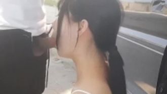 運転中に屋外でオーラルセックスをしているイケメンの女の子の自画撮り特典。彼女は車から降りて、道端でディープスロートオーラルセックスをしています。それが好きなら、とても魅力的です。見逃せません。