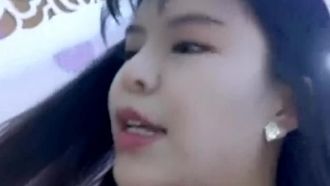 エッチな女の子は夜に近所の男の子を誘惑してセックスしました。