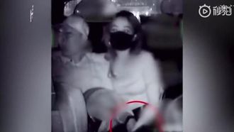 【独占】アンディ・ホイが香港人女性の黄信英と車内で浮気し、情熱的にキスする16分間の動画が流出