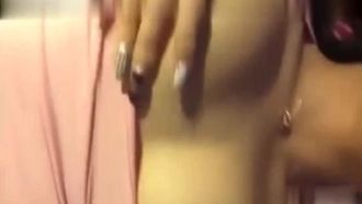 超美人で一流の女性が資産家を誘惑するために自撮りしたオナニー動画がまさかのハッキングされて流出！白くて柔らかい大きな胸、天然の白虎の穴はとても魅力的で、オナニーの必需品です！