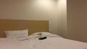 カーリー・ブラザーはホテルにチェックインし、よくジムで一緒にトレーニングしていた若い女性と付き合いました。彼女はスリムでとても包容力がありました。