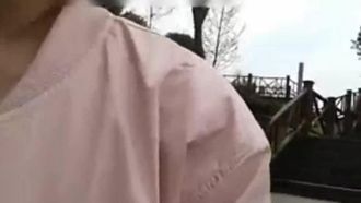 【独占】野外で発情した人妻が性穴を埋めるために子狼犬を引き寄せる
