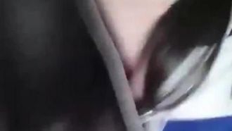 初生牛犊不怕虎运动服学妹不戴口罩户外勾引滴滴司机剥光猪车震然后去商场厕所嘘嘘