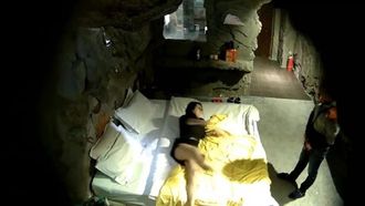 特別な小さなホテルで、洞窟の部屋で眼鏡をかけた巨乳の女の子と若い男性の同僚を、明確な会話とともに隠し撮りしました。