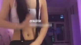 小柄でかわいいセクシーな女の子が彼氏とセックスしている間、男は彼女とセックスする友達を見つけたいと考えており、彼女はそれを撮影し、兄に止めるように頼みます。