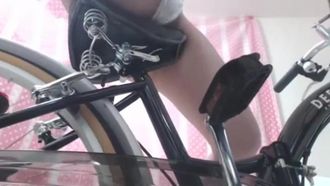 妹妹在家練習騎腳踏車，小穴被頂住感覺都來了