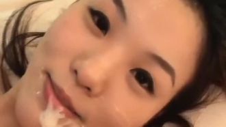 女友最喜歡我顏射了，看她吞精的時候，我想多射一點