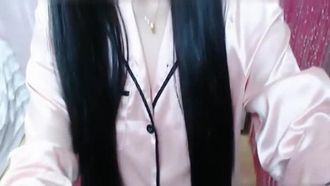 この小さな口を中に入れたいです。UT ビデオの美しい美人キャスター、Wen Duo が 1 対 1 のショーで顔を披露します。彼女は大きな胸、良い体、そして毛のないおまんこを間近で見ることができます。上。