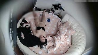 白嫩漂亮的大学美女刚进房间就被男友扑倒扯掉裤子强行啪啪