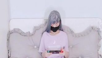 二次元萌妹白襪襪格羅丫-愛玩遊戲的灰髮姬