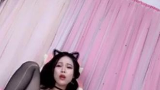 白い大きな胸を持つかわいいホワイトタイガーの女の子が、小道具、セクシーな緑の服、黒のストッキングを使ってオナニーし、小道具を使ってふしだらな会話をし、絶頂に達するまでオナニーして潮吹きします。
