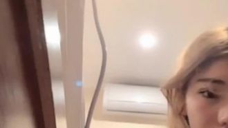 最高の美人アンカー、ヤン・マイヤーがホテルでTバックの女の子とセックスして最高に気持ちいい