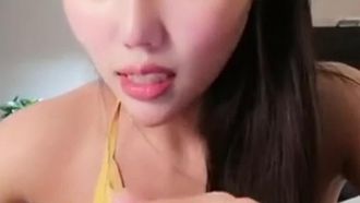 爆乳骚气主播会所推油勾引小哥要求小哥抚摸给口交骑乘位边自拍边啪啪
