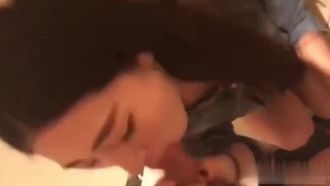 气质长发美女挑战刺激穿着长裙不穿内裤和男友到西餐厅洗手间偷偷啪啪