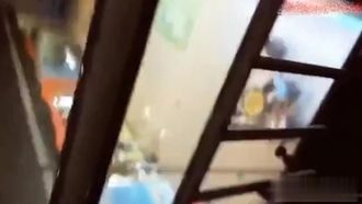 涂绿油精在女友的逼逼上把她刺激到发抖塞入震动器逛商店