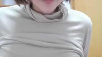 ショートヘアの素人娘が​​生放送中に無修正の自撮りをし、電マでオナニーしたり、視聴者をからかって犯罪を犯したりした。