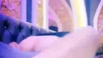台湾の有名な巨乳の若いモデルが彼氏とセックスしているプラ​​イベートビデオが流出 彼女はKTVの個室で激しく騎乗位でセックスし、後ろから激しく犯されます。