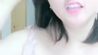 全网最牛B直播妖姬宝宝户外公园在大爷们面前露出当众喷水让大爷摸咪咪