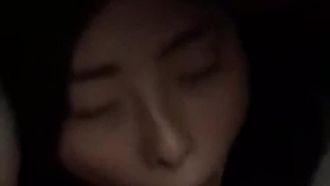 女の子がインターネットカフェのテーブルの下に隠れて彼氏のペニスをフェラするのを手伝う