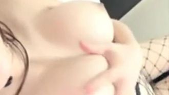 大奶实况主cos女仆抠奶摸B