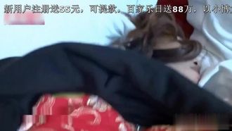 長相迷人的D罩杯氣賍美女被公司同事灌醉帶到酒店邊操小穴邊爆菊各種姿勢來回搞竟然幹到潮吹了