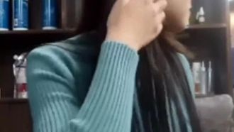 [中文主播外流]在美髮店認識的漂亮髮型設計師小姐姐，七夕節發大紅包換來的廁所尿尿摸B自拍