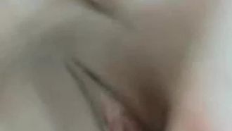 纯情美女好色的嫩穴一对一裸聊配合哥哥所有的要求最后还来瓶子插美穴挑战极限