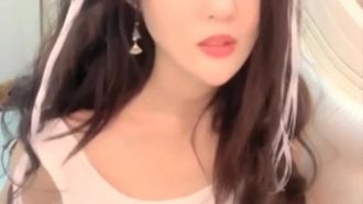A beautiful anchor with good looks enjoys weekend temptation benefits while chatting and masturbating. If you like it, don’t miss it.