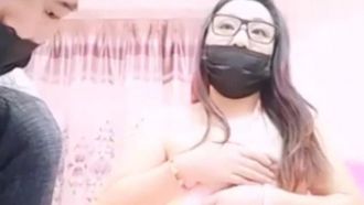 41歳眼鏡熟女型媽媽和大長吊兒子直播玩亂倫啪啪這媽媽呻吟的聲音太騷了