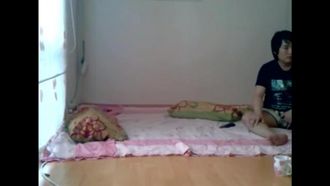 妹妹的同学很清纯漂亮直接骗到出租屋先舔后草