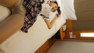 ホテルの制服を着た清純そうな若い大学生モデルのプライベートビデオ