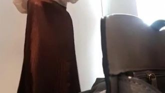 국내 명작 비욘드 어 해머 MM과 J남편이 쇼핑몰 탈의실에서 섹스를 하고 들킬까 봐 입을 가린다.