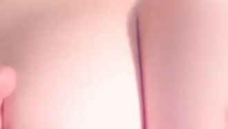 非常にコケティッシュな巨乳の若い女性は、性薬を飲んでオナニーする売春婦のイードゥオが好きです。彼女はインフレータブル人形の上に座っていて、それはとても卑劣です。