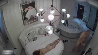 喜欢健身的美女酒店被中年男大屌彻底征服了,刚干完一次美女趴那看电视又被掰开腿猛操,都干哭了还要了第3次!
