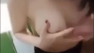エッチな女子アナがホテルに料理を届けに来た美団少年を誘惑し、フェラや顔射をしまくります。