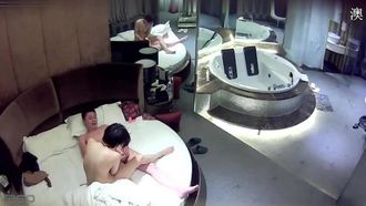 男と女を隠し撮り。男のチンポは8本、女の子のマンコは大きい。