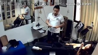 纹身诊所里偷拍奶子超大白嫩的妹子 一点也没有察觉