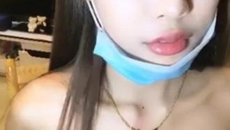 非常にセクシーな胸を持つ繊細な女の子は、美しさを誘惑し、白い服で顔を見せて犯されたいようです。
