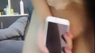 お嬢様の台では、容姿も気性も一流の美女、ベイベイが素晴らしいショーを披露します