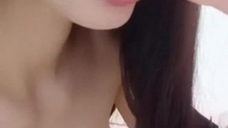 メイド服を着たロングヘアーの巨乳少女のセクシーな黒ストッキング、小道具の挿入、オナニーショーを携帯電話で生放送します。気に入ったらお見逃しなく