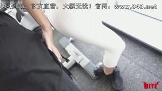 留学生の劉岳さんの親友、王振真さんはフィットネスクラブでヨガの練習をしていたところ、外国人のカン・アイフさんにエクササイズパンツを引き裂かれ、ホワイトタイガーの肉まんで犯され、さらにフェラされた。