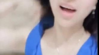 女性アンカーは空港で裸でおしゃべりし、パンティを脱いでマンコを舐め、そして痛々しいセックスシーンが始まりました。